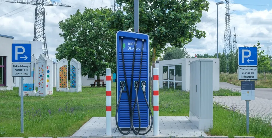 Capture d'écran du site recharge.fr sur un smartphone, montrant une carte cadeau prête à être achetée